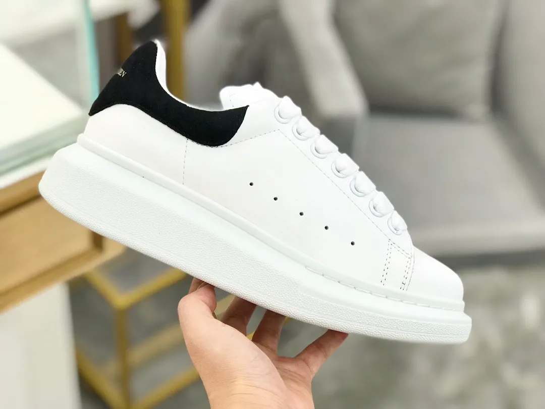👟👟Ex-factory price 480👟👟 Women's shoes, women's clothing, McQueen Yang Jingwei, crazy call for white shoes ❤️More than 150 types of layouts, making the top quality in the market. McQueen Alexander mcqueen's classic star popular all-match white shoes, whoever wears them will look better√ One of the most photographed shoes in street photography 〰 Tell the babies loudly that my outsole is the original custom-made matte outsole. The rubber foam outsole has a certain degree of hardness and resilience. It is comfortable to walk and has a great foot feel‼ ️(Please distinguish between soft 👟👟 ex-factory price u or yellowed raw rubber soles in the market) 〰 Original version matching, original customization, imported matte silk cowhide from Italy, imported full-grain cowhide for lining feet, discreet thick sole design, about 4cm, easy to wear on long legs 〰Size: Female size 34-40m (34, 40 customized, non-refundable) Male size 38-44 (38, 44 customized, non-refundable)